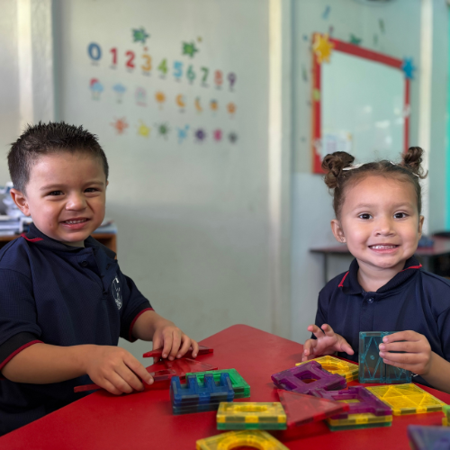 Niños de Materno realizando actividades en Green Hills Ecokinder, preescolar bilingüe